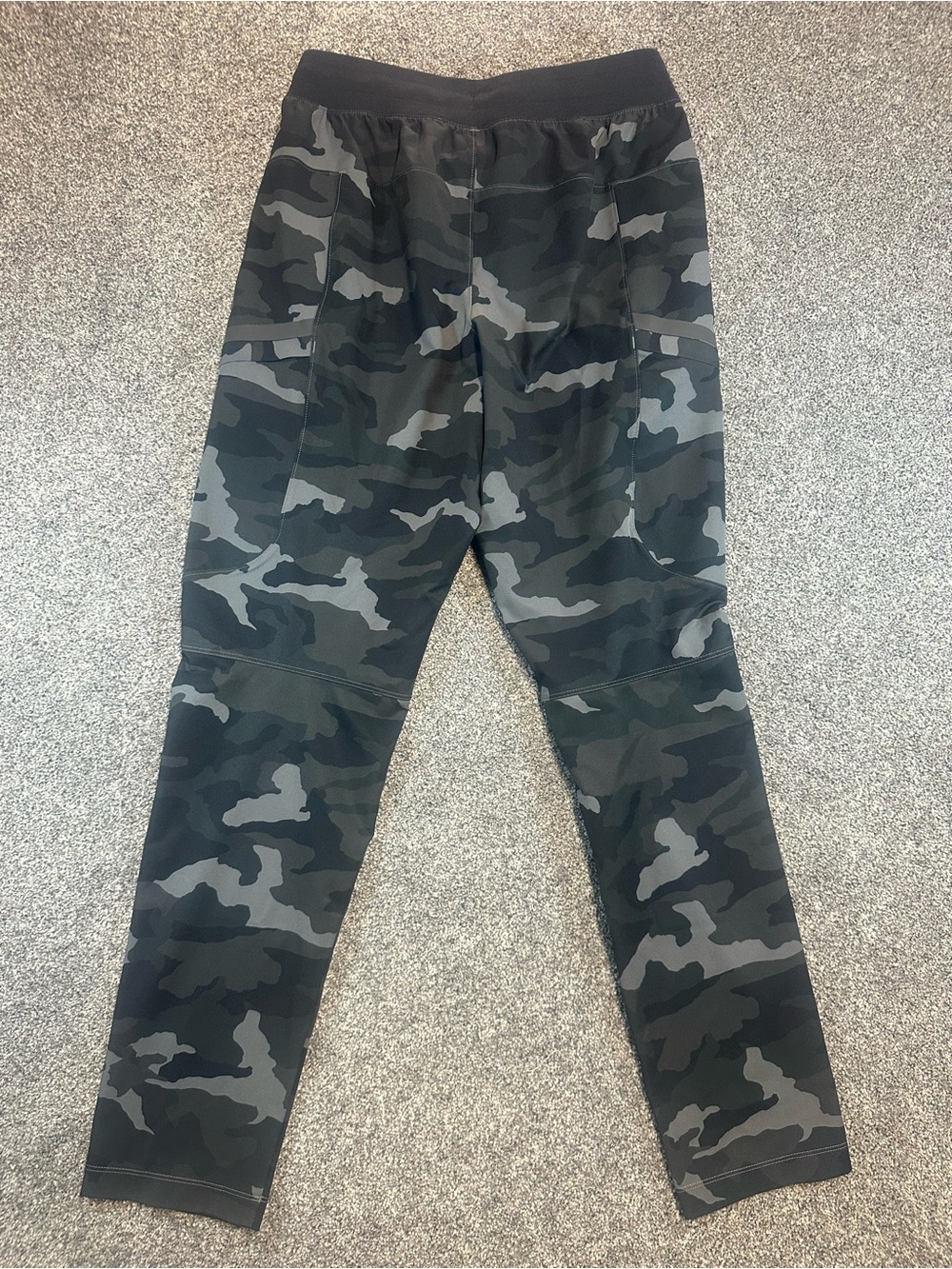 Under Armour Men's Black & Gray Camo Joggers - Picture 3 of 8